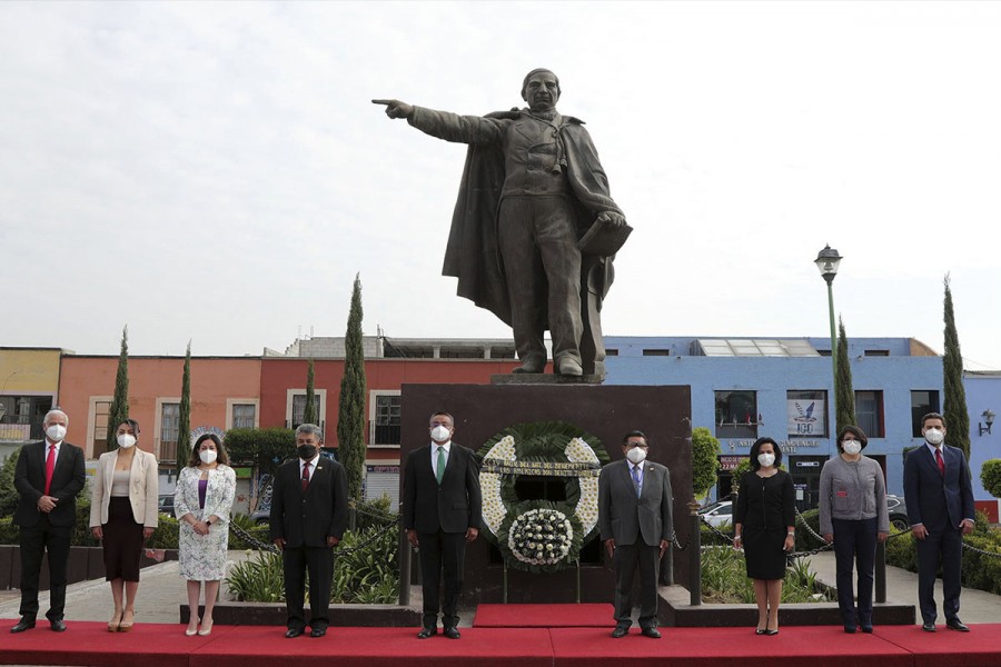 Roberto Lima Morales, montó guardia de honor en la estatua del “Benemérito de las Américas”