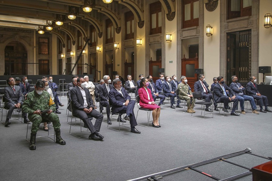 Marco Mena firma con presidente AMLO y gobernadores acuerdo nacional por la democracia