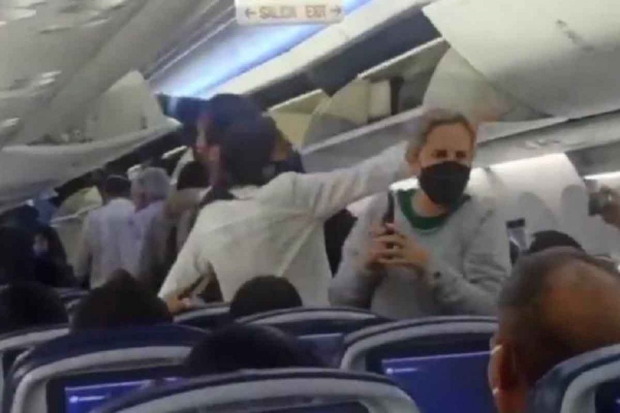 AMLO recibe mentadas de madre en vuelo comercial