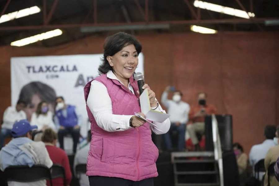 Anabell Ávalos acompaña a Isela Suárez Flores recorriendo Chiautempan