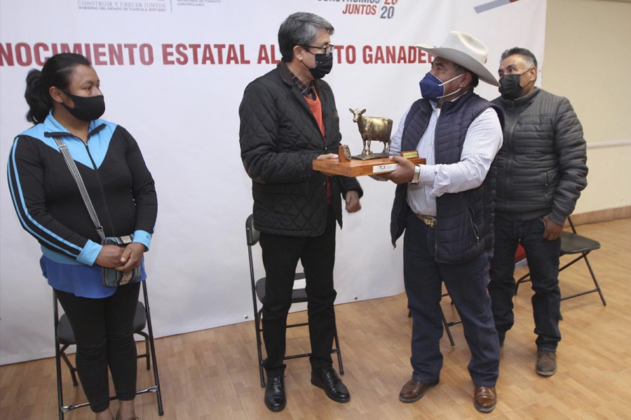 Entrega SEFOA reconocimiento al mérito ganadero