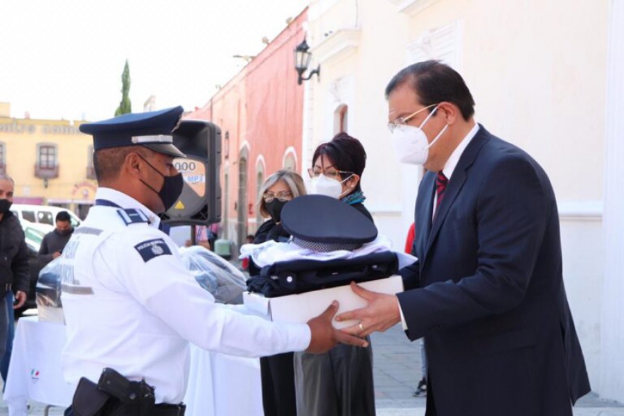 Se refuerzan las estrategias de seguridad en @GobHuamantla con la entrega de dos unidades vehiculares nuevas @JorgeSJasso