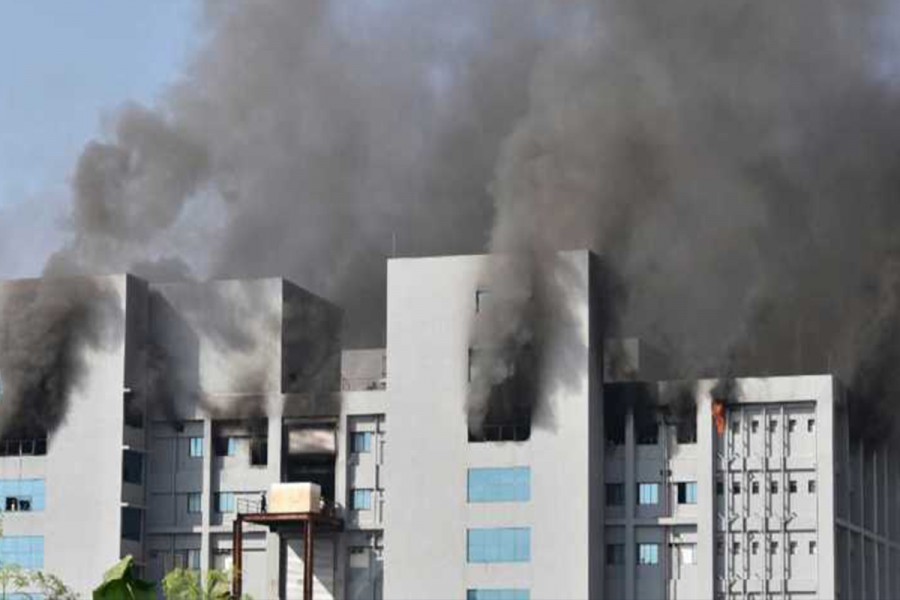 Se incendia edificio donde se produce vacuna contra el Covid-19