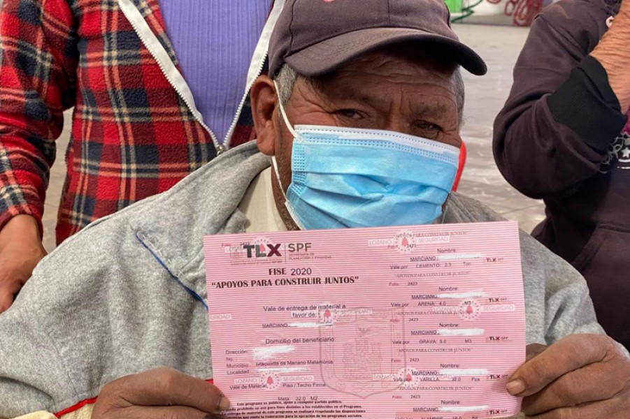 Familias de Ixtacuixtla reciben vales para mejora de vivienda