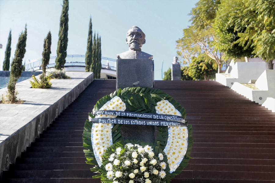 Colocaron una ofrenda floral en el busto de Venustiano Carranza ubicado en las Escalinatas de los Héroes de la capital del Estado