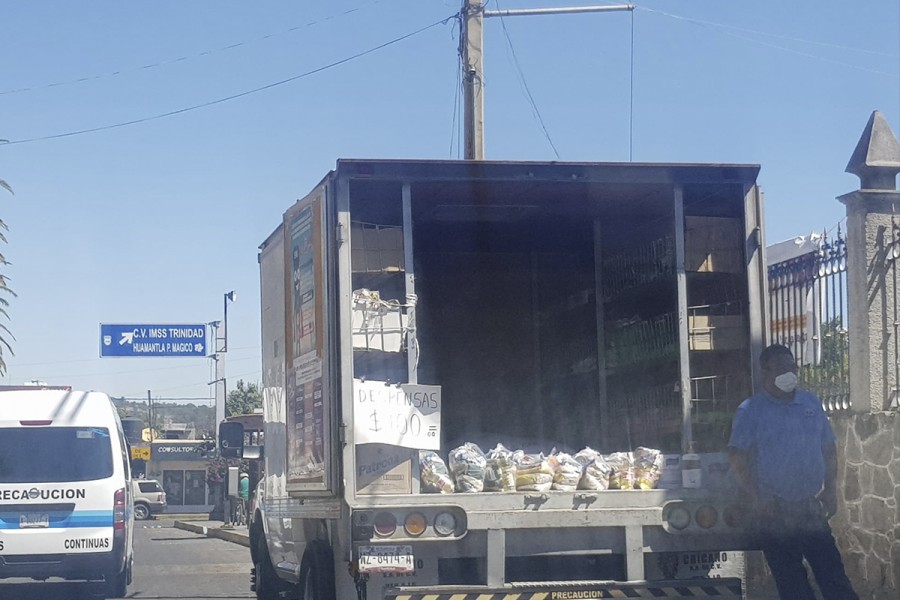 Venden despensas frente a la presidencia de Amaxac