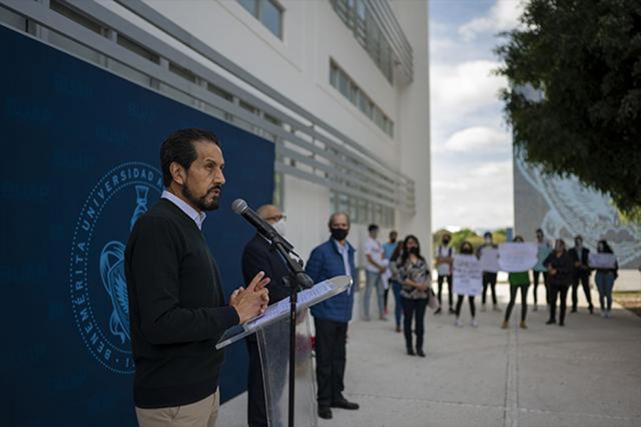 El rector de la BUAP, Alfonso Esparza entregó nuevas obras.